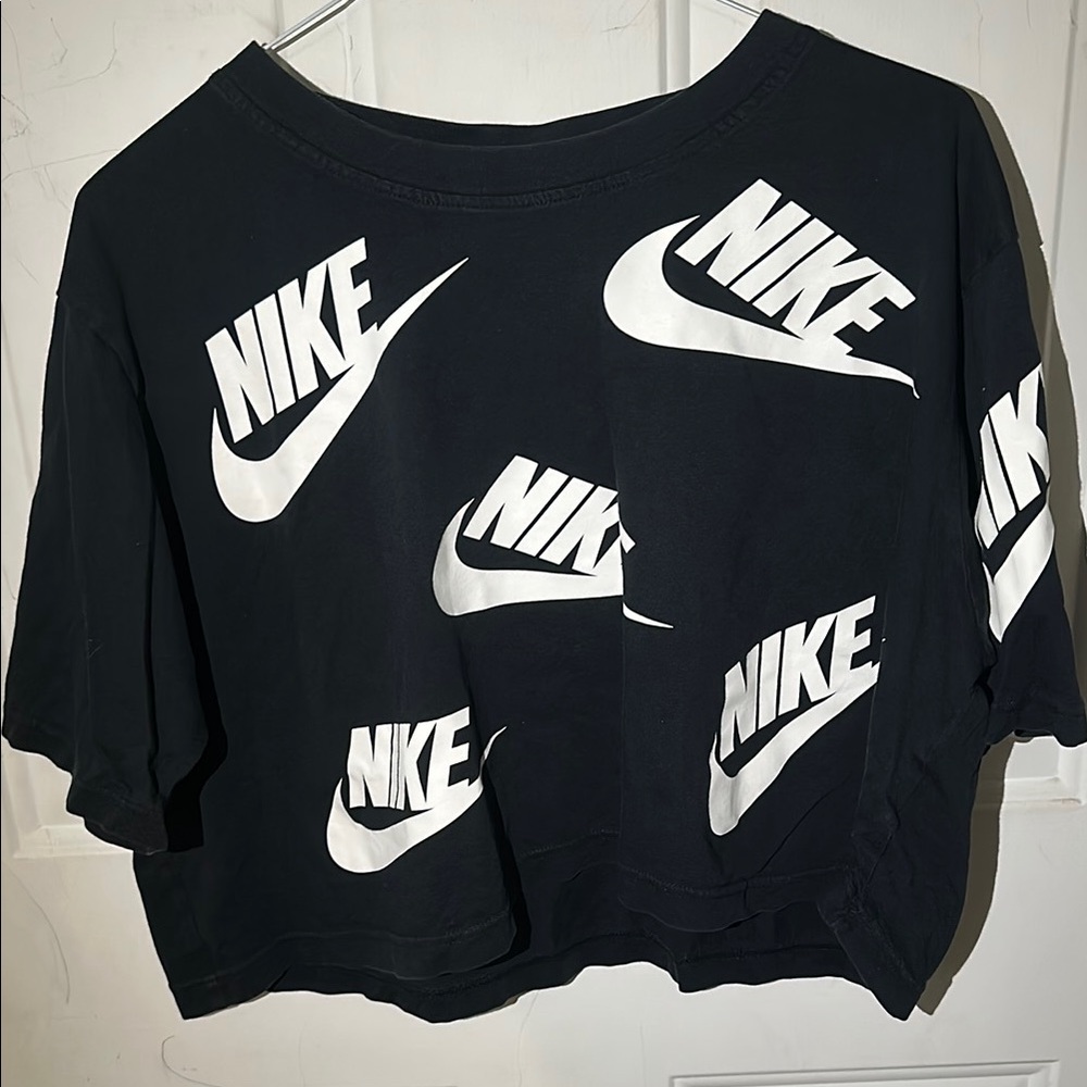 Women’s Black NIKE Crop Top 

Size: L